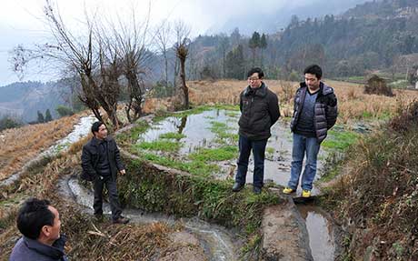 张念胜站长在“三万”活动驻点村踏勘兴办实事现场