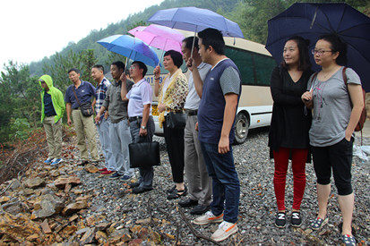 张念胜站长带领州站党员干部参观“愚公路”开凿前的崎岖山路